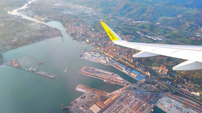 Archivo - Puerto de Bilbao desde el aire