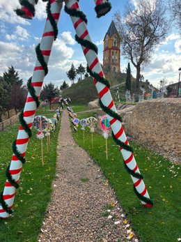 Paseo de piruletas gigantes, que forman parte de la decoración navideña de Almanza (León).