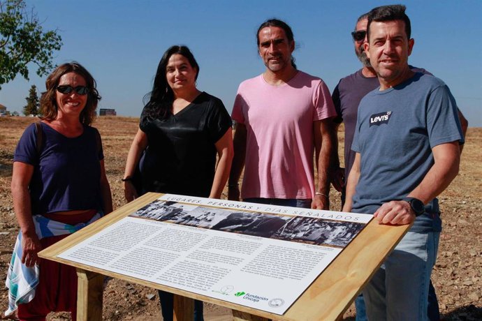 Archivo - Visita Sara Rodríguez a la barriada de Cardeñas en Huelva para ver la actuacion vecinal finaciada por la Fundacion Unicaja.