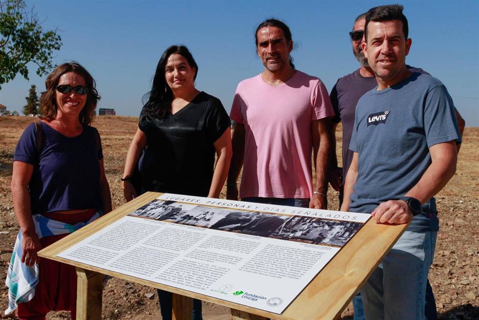 Archivo - Visita Sara Rodríguez a la barriada de Cardeñas en Huelva para ver la actuacion vecinal finaciada por la Fundacion Unicaja.