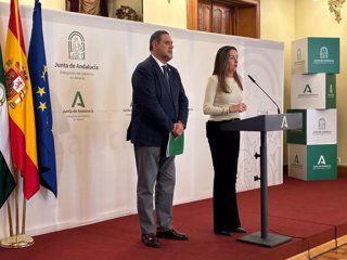La delegada de la Junta de Andalucía en Almería, Aránzazu Martín, anuncia el nuevo Plan 'Mejora tu centro'.