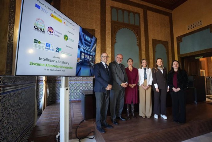 Loreto del Valle (3ª izda.) y Manuel Gómez Galera (izda.), junto a otras autoridades, en la inauguración de la jornada 'Inteligencia Artificial y Sistema Alimentario Sostenible'.