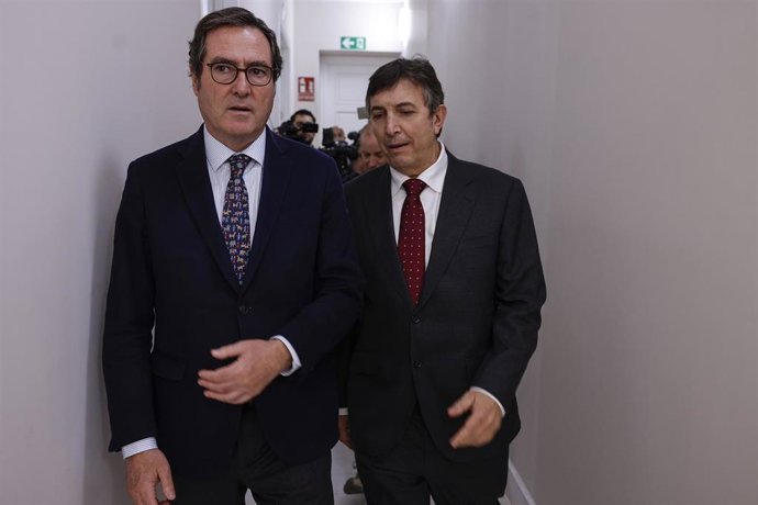 El presidente de CEOE, Antonio Garamendi (i), junto al presidente de la Confederación Empresarial de la Comunidad Valenciana (CEV), Vicente Lafuente (d), participan en la reunión de la Junta Directiva de la CEV, a 18 de noviembre de 2025, en Vañència