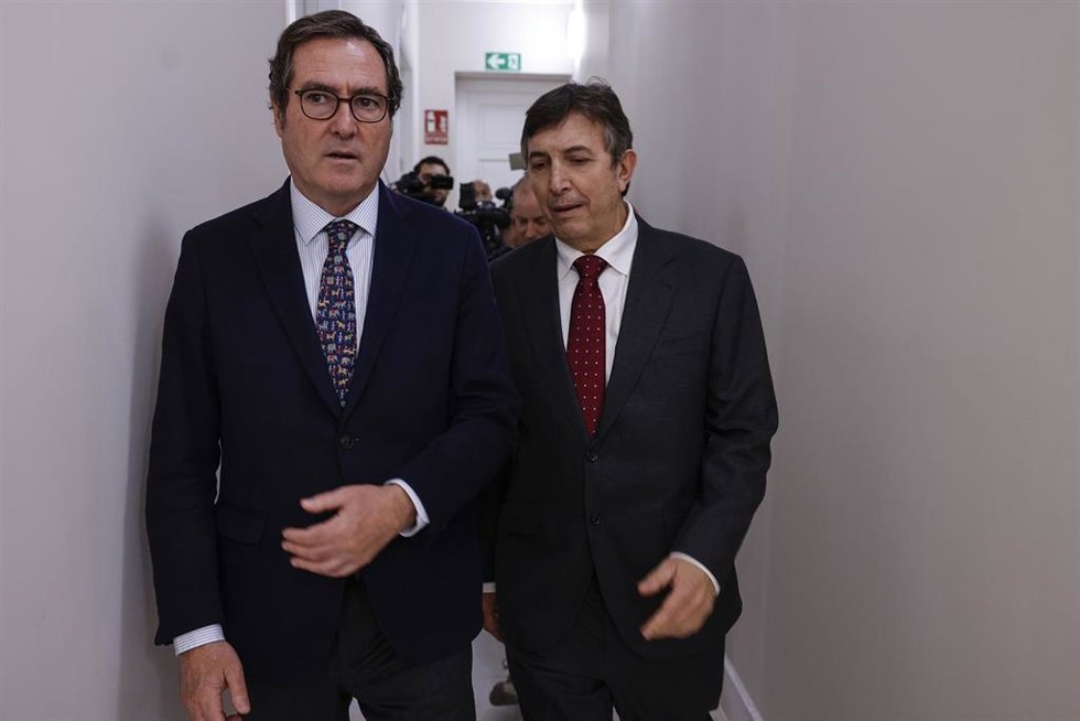 El presidente de CEOE, Antonio Garamendi (i), junto al presidente de la Confederación Empresarial de la Comunidad Valenciana (CEV), Vicente Lafuente (d), participan en la reunión de la Junta Directiva de la CEV, a 18 de noviembre de 2025, en Vañncia