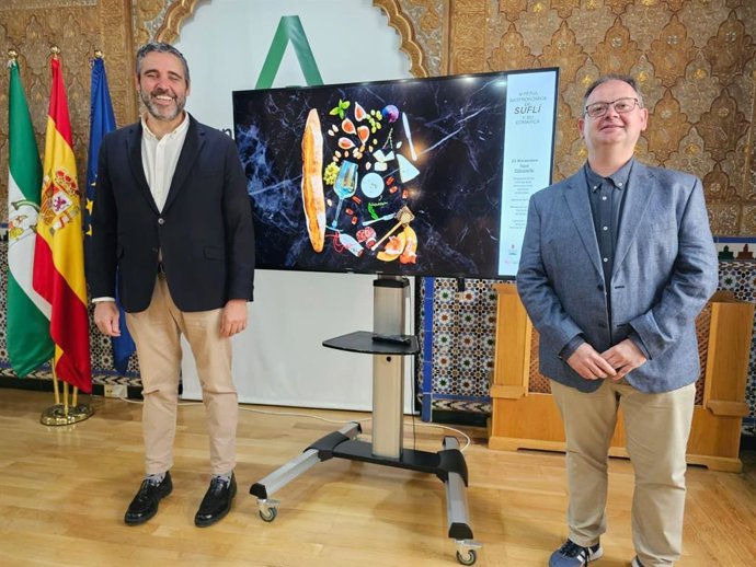 El delegado territorial de Turismo, Cultura y Deporte en Almería, Juan José Alonso, y el alcalde de Suflí, Raúl Garrido, durante la presentación de la V Feria de Productos Gastronómicos de Suflí y su comarca.