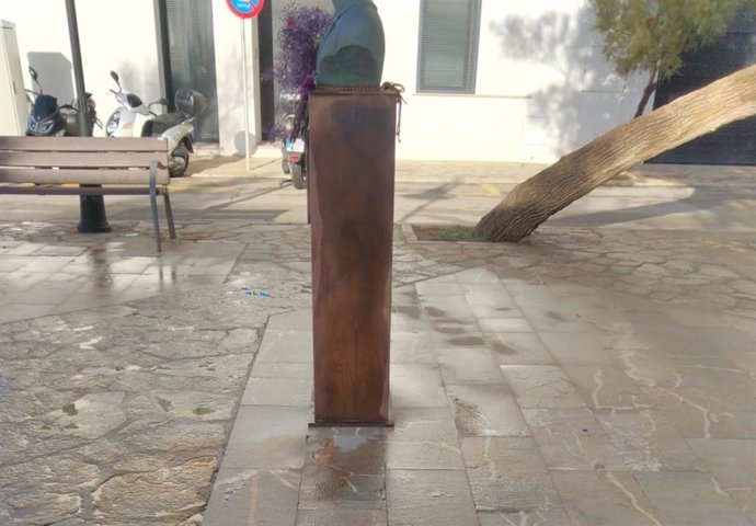 Emaya limpia las pinturas vandálicas en el busto de Aurora Picornell y proyecta una restauración integral.