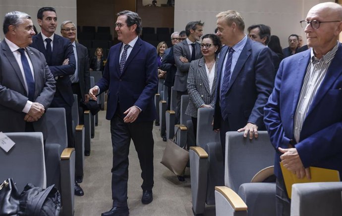 El presidente de CEOE, Antonio Garamendi llega a la reunión de la Junta Directiva de la CEV, a 18 de noviembre de 2025, en Valencia, Comunidad Valenciana (España). 