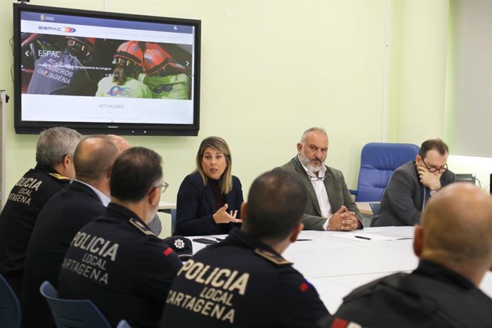 La alcaldesa, Noelia Arroyo, preside la reunión del servicio municipal de apoyo legal al alquiler