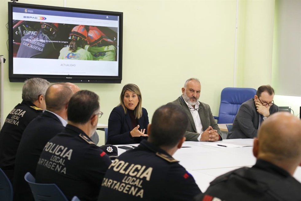 La alcaldesa, Noelia Arroyo, preside la reunión del servicio municipal de apoyo legal al alquiler