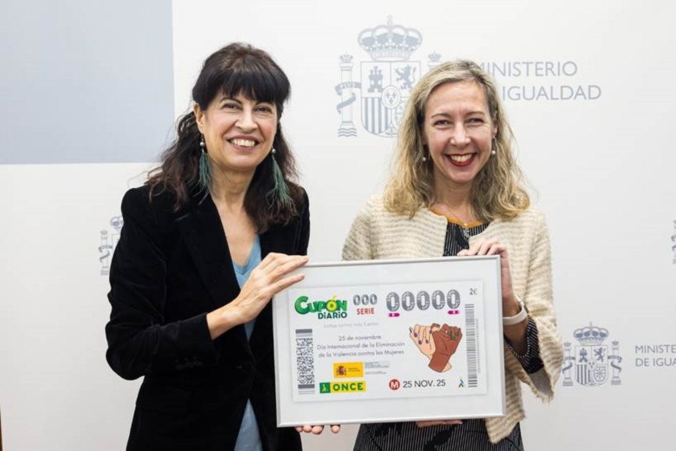 Patricia Sanz, vicepresidenta de Igualdad, Recursos Humanos y Cultura Institucional, e Inclusión Digital del Grupo Social ONCE, ha entregado a Ana Redondo, ministra de Igualdad, una lámina enmarcada con este cupón con el lema Juntas somos más fuertes'.