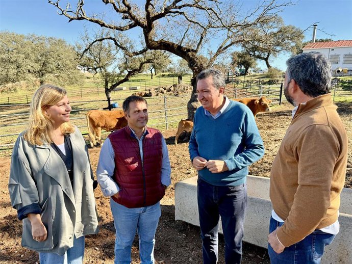 Visita del presidente del PP de Huelva, Manuel Andrés González, a la finca 'El Picote' en Alosno, acompañado de la secretaria general del PP de Huelva, Berta Centeno, y el presidente del PP de Alosno, Francisco Suero.