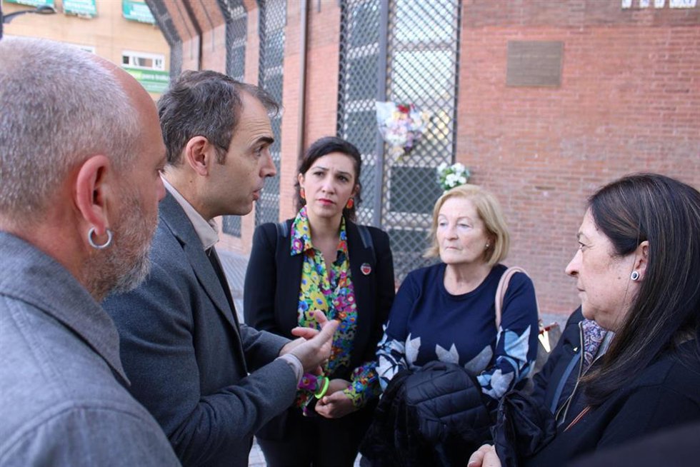 Archivo - El coordinador general de Izquierda Unida Andalucía, Toni Valero, y la coordinadora provincial, Toni Morillas, junto con las hermanas Loli, Puri y Paqui García Caparrós,