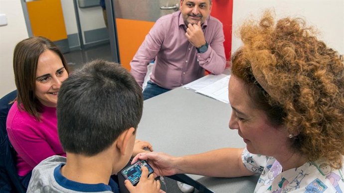 El Hospital de Getafe coloca a un paciente pediátrico su bomba de insulina número 100