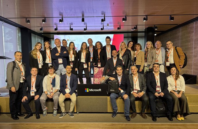 Equipo organizador y participantes de Aitana: NEXT STEP