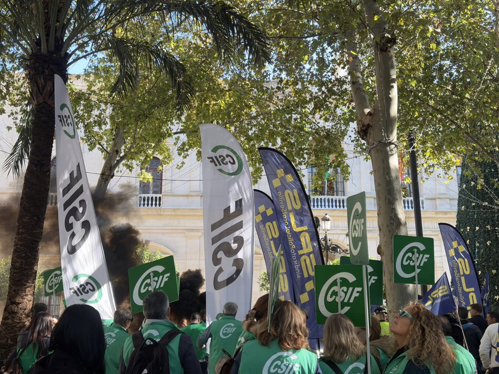 Concentración de CSIF para reclamar mejoras para la Policía Local a las puertas del Ayuntamiento