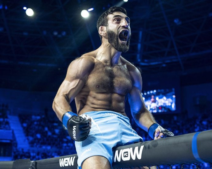 El luchador daguestaní Umakhan 'The Scorpion' Ibragimov gana una pelea en WOWfc.