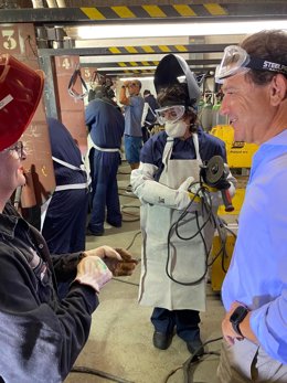 El delegado territorial de Empleo, Empresa y Trabajo Autónomo de la Junta en Cádiz, Daniel Sánchez Román, en una visita a uno de los cursos de formación para el sector naval que se están desarrollando en Cádiz.
