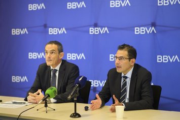 Economista jefe de BBVA Research para España, Miguel Cardoso, y el director de la territorial Sur de BBVA, Francisco Javier Jerez.