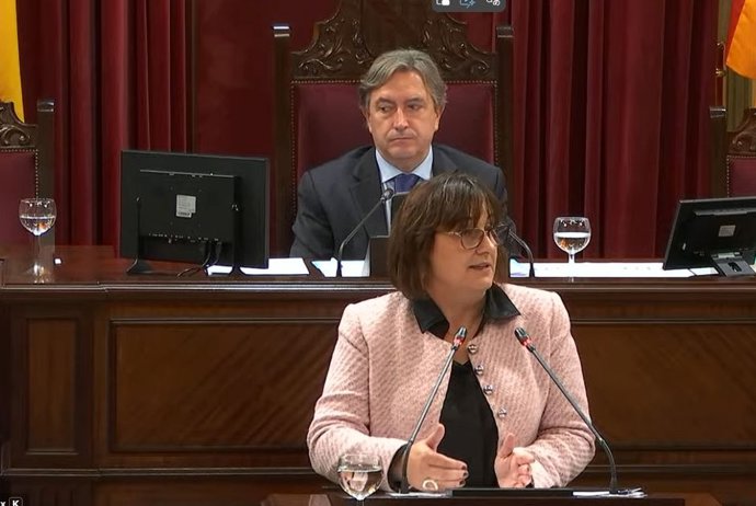 La vicepresidenta y consellera de Presidencia, Coordinación de la Acción de Gobierno y Cooperación Local, Antònia Maria Estarellas, durante su intervención.