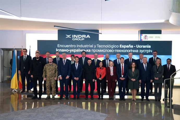 Archivo - El presidente de Ucrania, Volodímir Zelenski (centro), junto a la ministra de Defensa, Margarita Robles, en la sede de Indra en el marco del encuentro con 13 empresas del sector de la defensa española, a 18 de noviembre de 2025, en Madrid (Españ