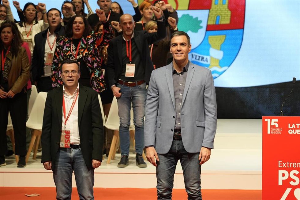 Archivo - Imagen de archivo del secretario general del PSOE de Extremadura, Miguel Ángel Gallardo, y el secretario general del PSOE y presidente del Gobierno, Pedro Sánchez