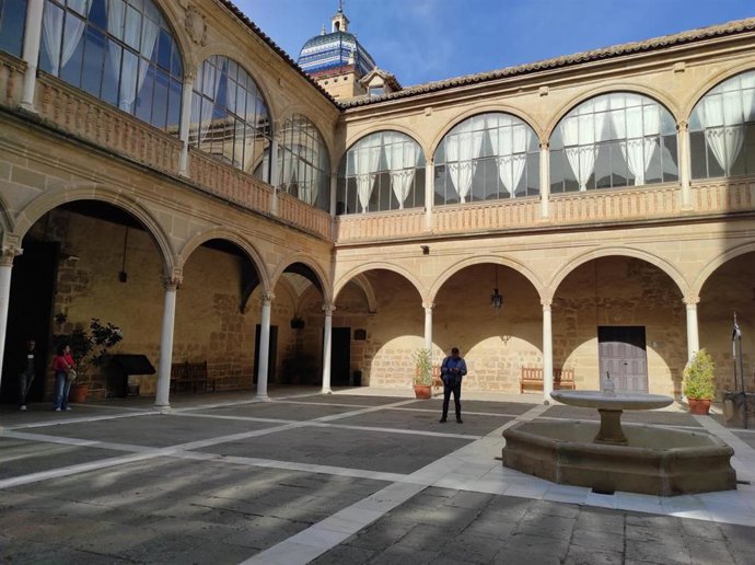 Archivo - Patio del Hospital de Santiago