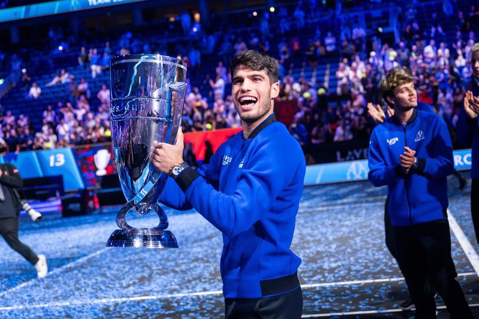 Archivo - El tenista español Carlos Alcaraz, con el trofeo de la Laver Cup. 