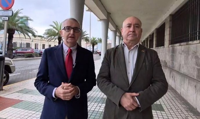 Los líderes de Vox Melilla José Miguel Tasende y Javier Diego ante el Palacio de la Asamblea melillense.