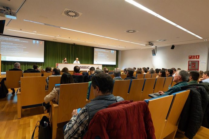 Asistentes a la jornada científica celebrada en el Imibic, donde se ha hecho balance de los pacientes oncológicos beneficiados por el uso de la resonancia en el Reina Sofía.