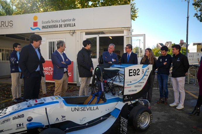 El alcalde de Sevilla, José Luis Sanz, ha mostrado este martes su apoyo a los miembros del equipo Andalucía Racing Team (ARUS),