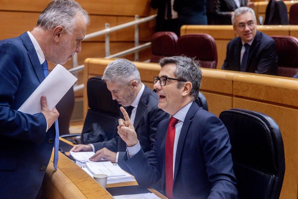 El ministro de Política Territorial y Memoria Democrática, Ángel Víctor Torres (i), conversa con el ministro de Presidencia, Justicia y Relaciones con las Cortes, Félix Bolaños (d), a su llegada a una sesión de control al Gobierno, en el Senado.
