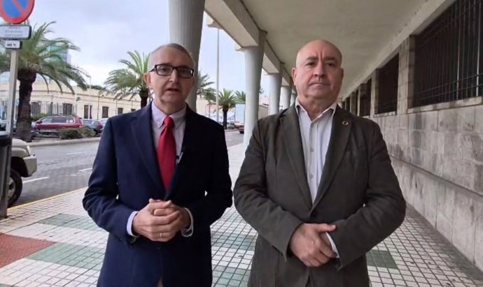 Los líderes de Vox Melilla José Miguel Tasende y Javier Diego ante el Palacio de la Asamblea melillense.