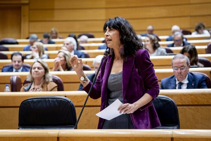 La ministra de Igualdad, Ana Redondo, interviene durante una sesión plenaria, a 4 de noviembre de 2025, en Madrid (España).