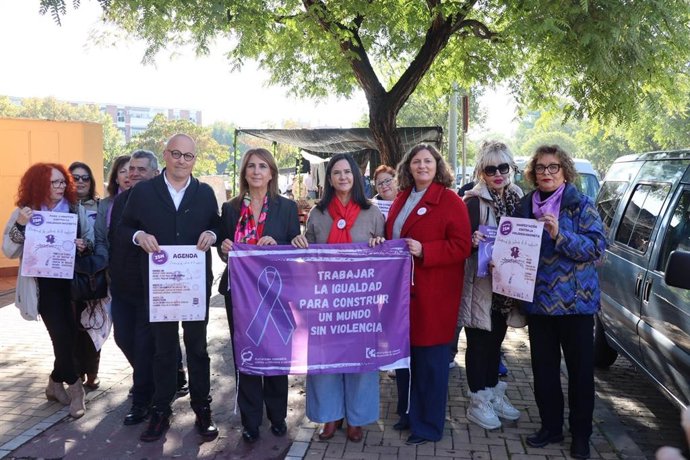 Ana López y Encarna Laguna (centro) han participado en las mesas informativas de la Plataforma Cordobesa Contra la Violencia a las Mujeres.