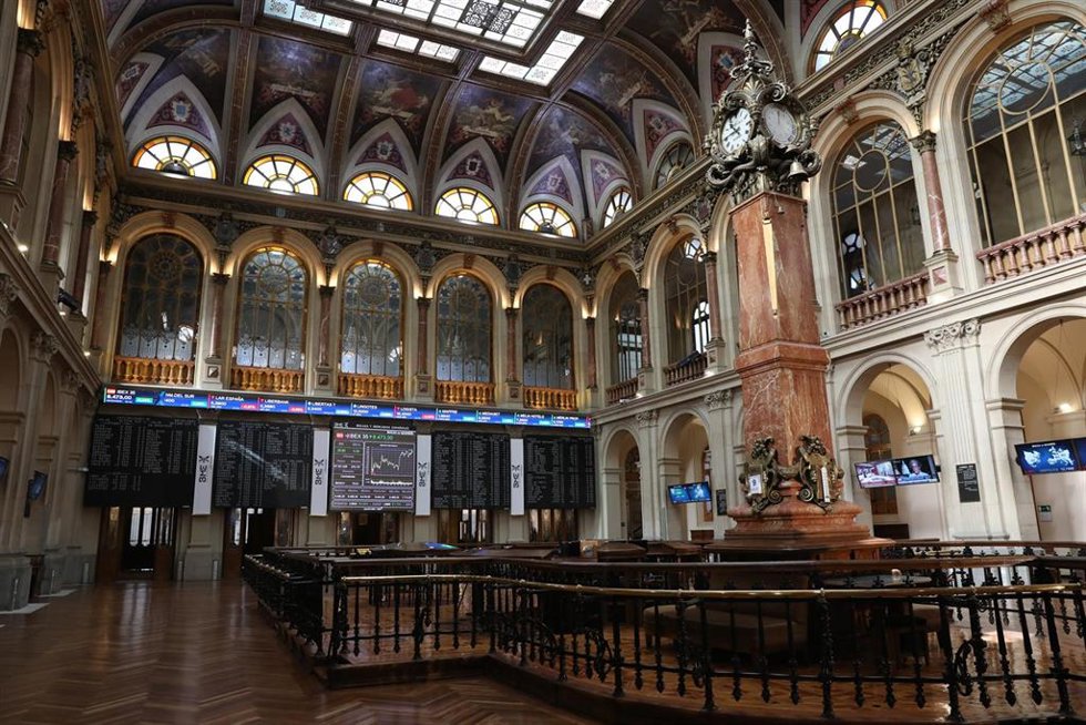 Archivo - Interior del Palacio de la Bolsa con paneles con valores del Ibex 35.