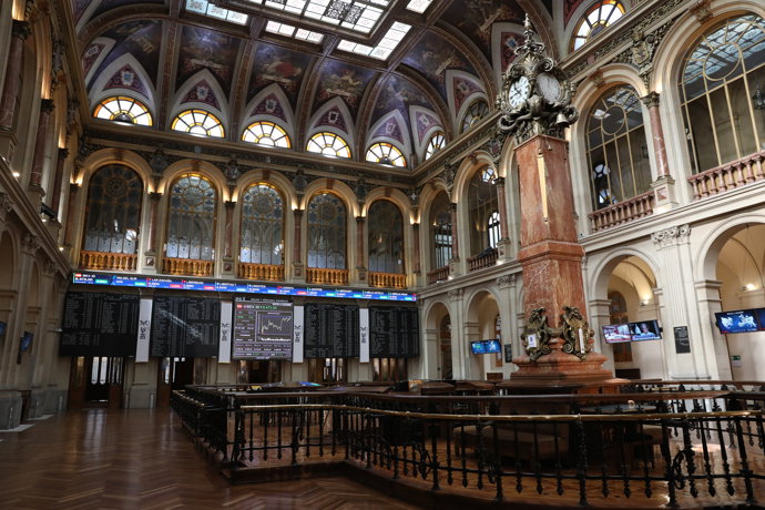 Archivo - Interior del Palacio de la Bolsa con paneles con valores del Ibex 35.