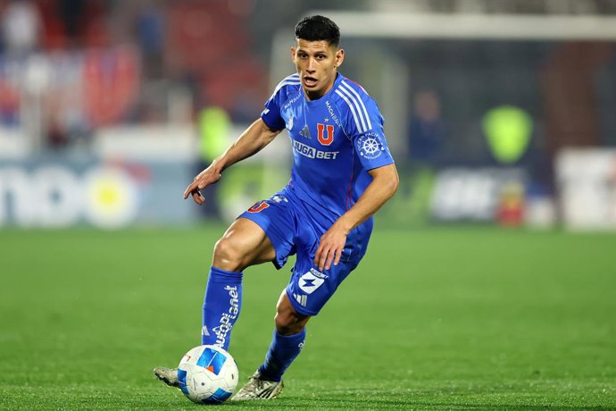 Futbol, Universidad de Chile vs Cobresal Fecha 18, Liga de Primera 2025 El jugador de Universidad de Chile Israel Poblete controla el balón durante un partido de primera division contra Cobresal disputado en el estadio Nacional de Santiago,