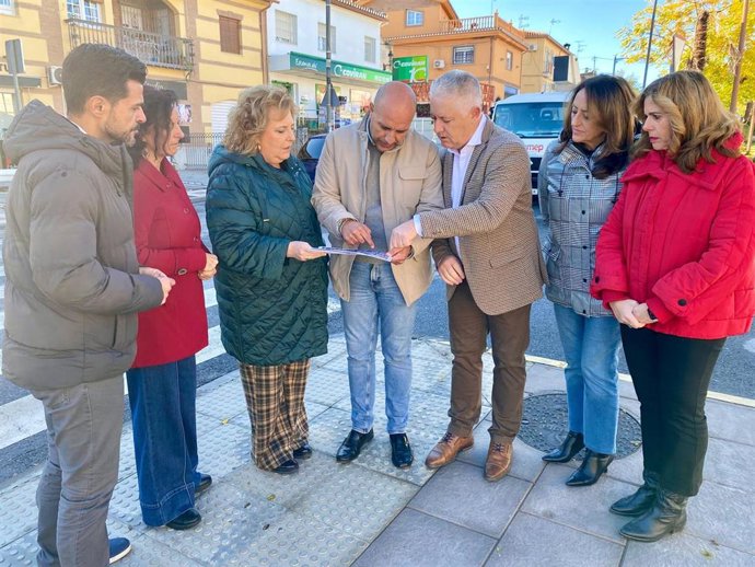 Visita del PSOE a la avenida del Suspiro del Moro