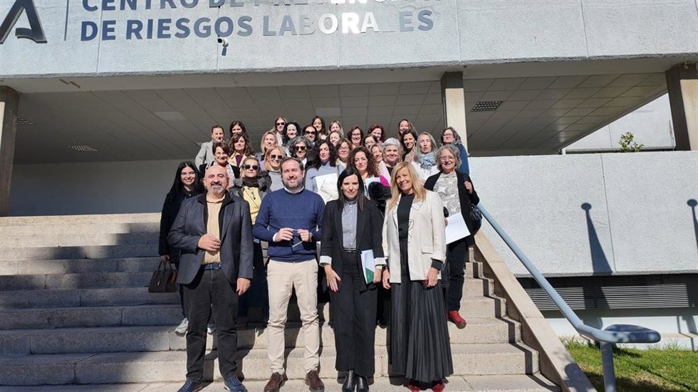 Gálvez (2 dcha.) y Alarcón (dcha.), junto al resto de participantes en la jornada de trabajo celebrada en el Centro de Prevención de Riesgos Laborales.