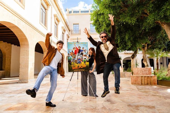 Izan Fernández, Ana de Alva y Enrique López Lavigne posan ante el cartel de ‘Voy a pasármelo mejor’ durante su presentación en la XXIV edición del Festival Internacional de Cine de Almería (Fical).