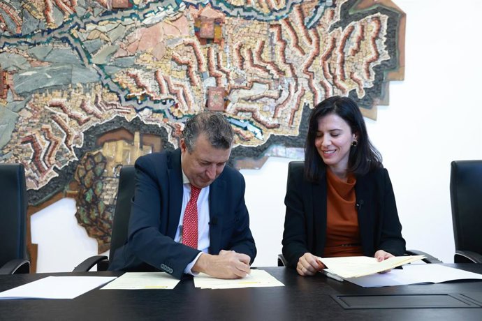 El presidente de Aljarafesa y la presidenta de CHG, durante la firma del convenio de colaboración.