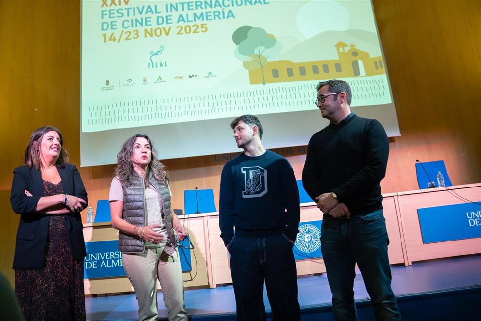 Integrantes del equipo de 'Enemigos' y representantes de Fical y la Universidad de Almería durante la sesión formativa celebrada este martes en el Aula de Cine de la UAL.