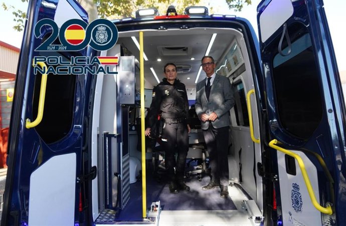 La jefa provincial de la Policía Nacional en Córdoba, María Dolores, y el alcalde de la Pozoblanco, Santiago Cabello, visitan el vehículo Vidoc.