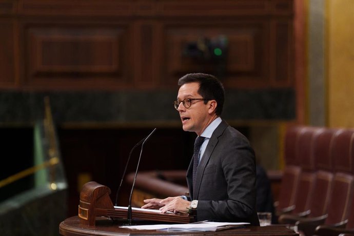 El diputado del PP Tomás Cabezón interviene durante una sesión plenaria, en el Congreso de los Diputados, a 18 de noviembre de 2025, en Madrid (España). 