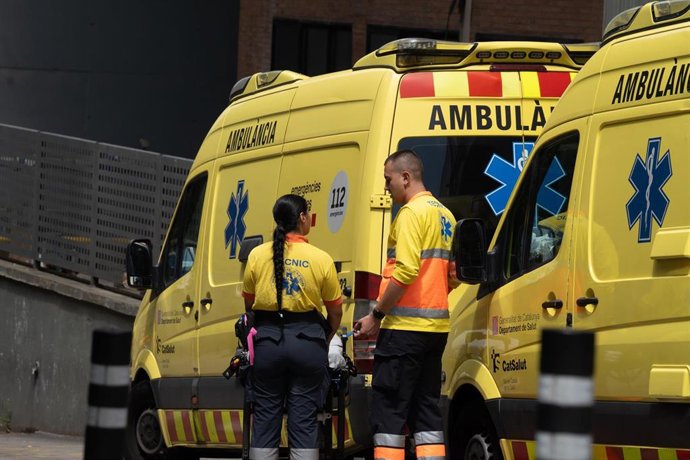Archivo - Unos sanitarios trabajan en una ambulancia, a 16 de julio de 2024, en Barcelona, Catalunya (España).