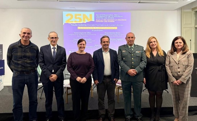 Participantes en la jornada 'Dones i homes que cuiden dones'.