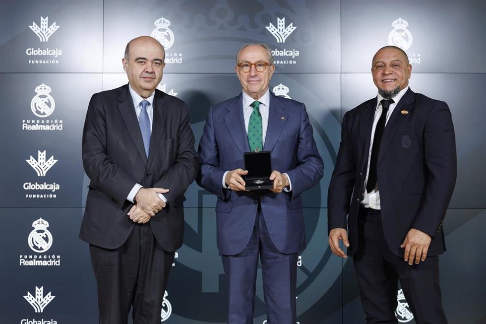 Firma del convenio entre la Fundación Globalcaja y la Fundación Real Madrid.