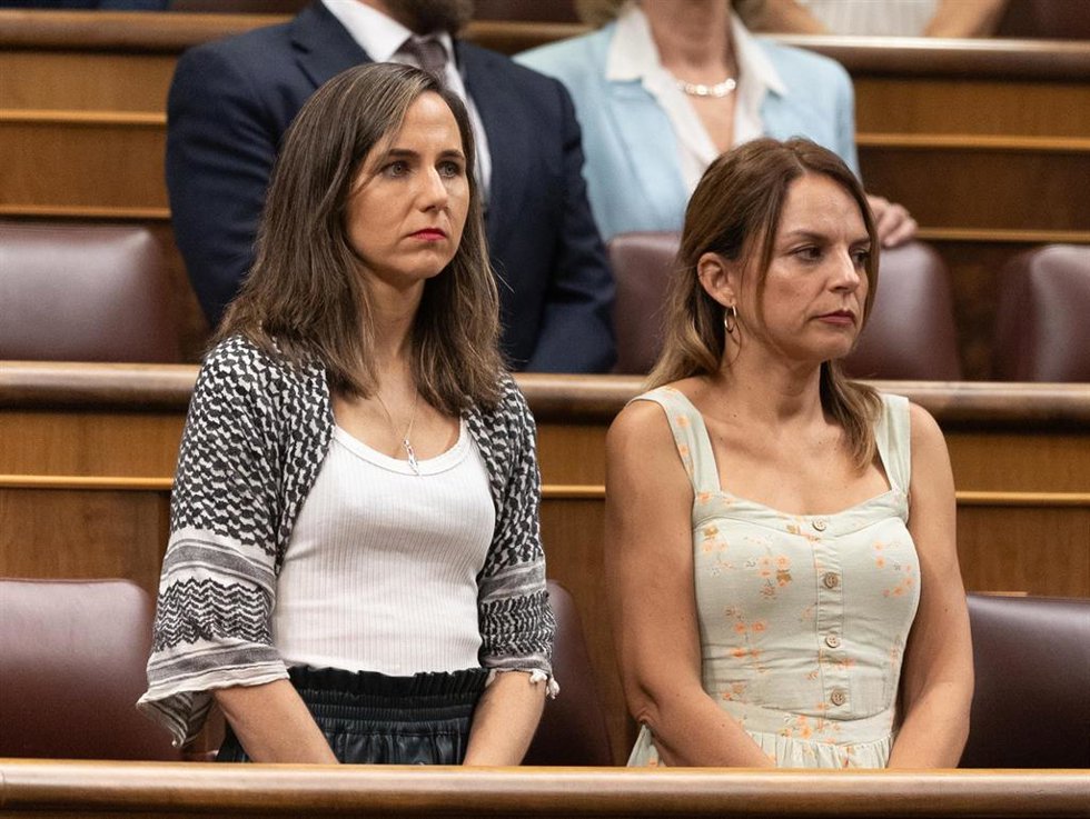 Archivo - La secretaria general de Podemos, Ione Belarra (i), durante un minuto de silencio durante una sesión plenaria extraordinaria, en el Congreso de los Diputados, a 22 de julio de 2025, en Madrid (España).