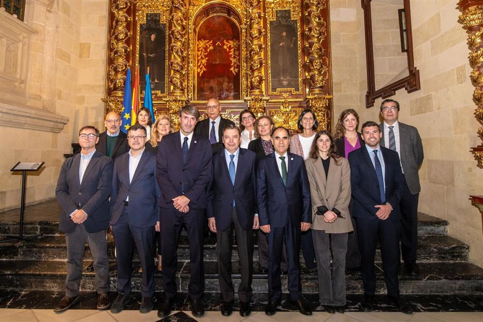 El ministro de Agricultura, Pesca y Alimentación, Luis Planas, con los representantes de las delegaciones internacionales del Consejo Oleícola Internacional (COI) en Córdoba.