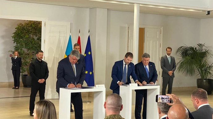 Archivo - Firma del acuerdo entre EM&E. Tecnove y Practika